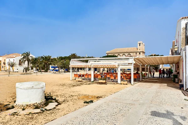 All'aperto caffè nella strada lungomare nell'isola di Tabarca . — Foto Stock