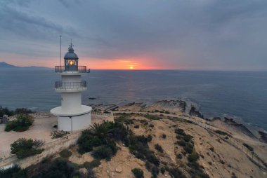 Bir tepenin erken sabah deniz feneri