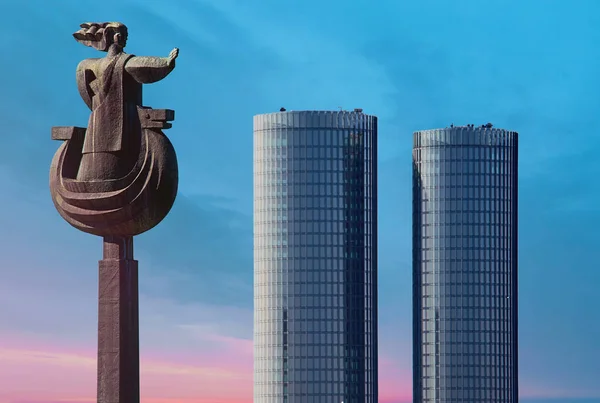 Z-Towers en beeldhouwwerk van de Daugava — Stockfoto