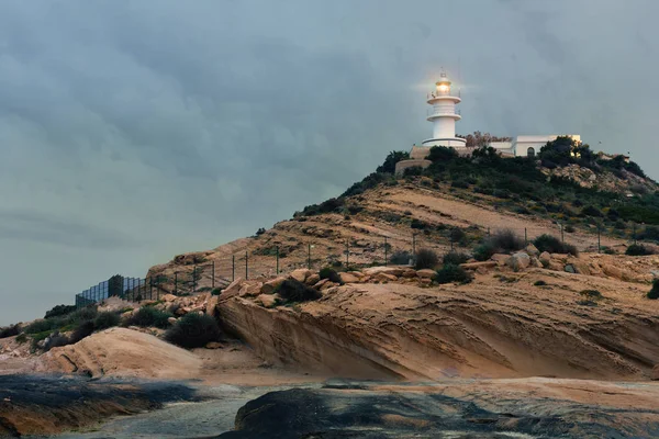 Faro en una colina a primera hora de la mañana —  Fotos de Stock