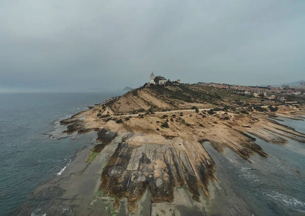 Faro en una colina a primera hora de la mañana — Foto de Stock