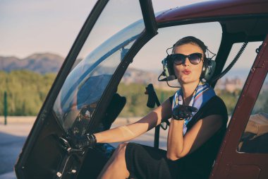 Çekici kadın pilotu helikopterle oturan