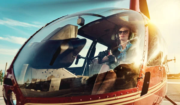 Piloto mulher atraente sentado no helicóptero — Fotografia de Stock