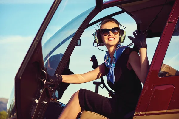 有魅力的女人坐在这架直升机的飞行员 — 图库照片