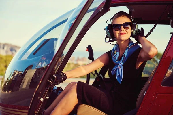 Attraktive Pilotin sitzt im Hubschrauber — Stockfoto