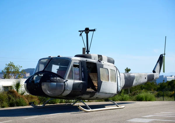 Helicóptero americano velho no heliporto de Benidorm. Espanha — Fotografia de Stock