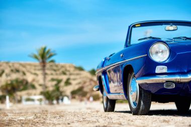 Retro cabriolet araba turkuaz denize sıfır plaj üzerinde.