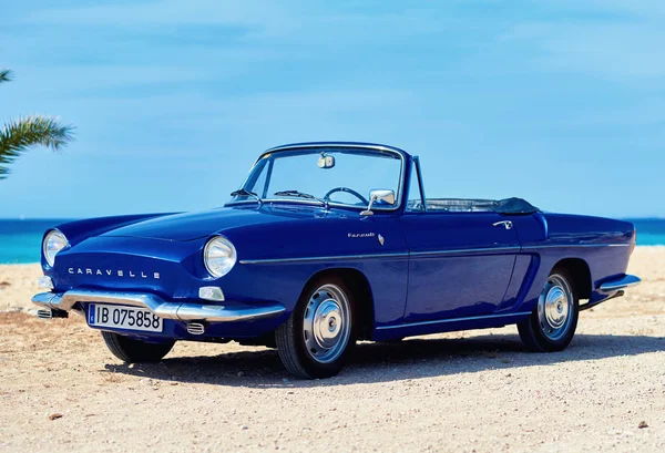 Renault Caravelle on the beach — Stock Photo, Image
