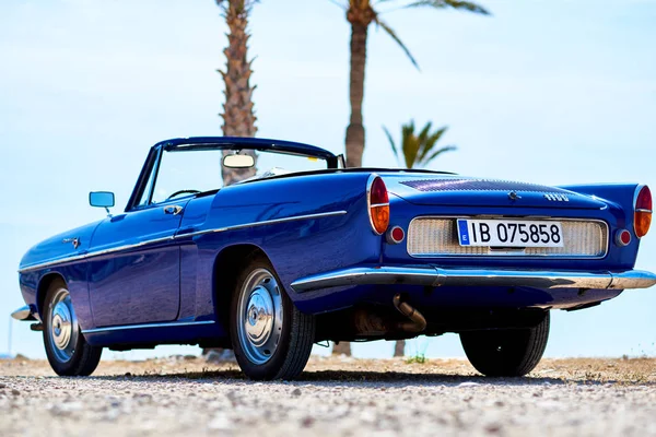 Renault Caravelle on the beach — Stock Photo, Image