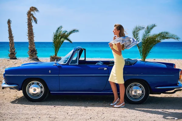 Belle femme et voiture rétro — Photo