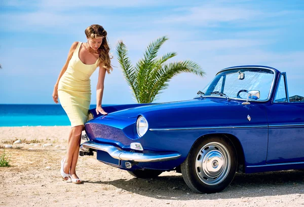 Piękna kobieta i retro samochodów — Zdjęcie stockowe