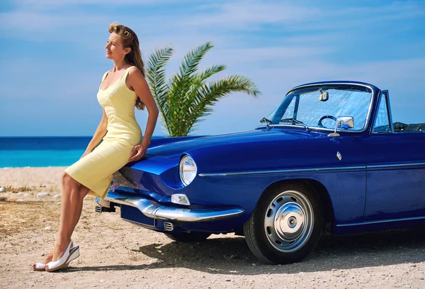 Piękna kobieta i retro samochodów — Zdjęcie stockowe