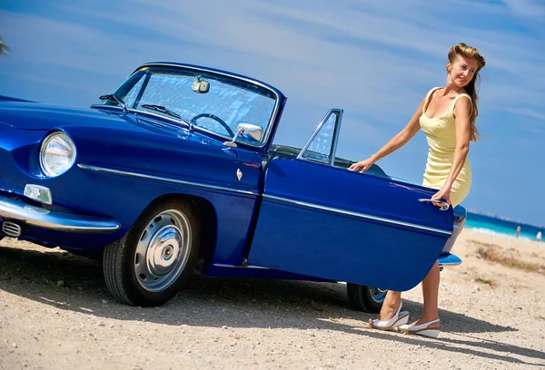 Bella donna e auto retrò — Foto Stock