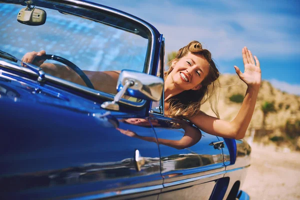 Mulher feliz bonita sentada no carro retro cabriolet — Fotografia de Stock