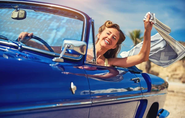 Schöne glückliche Frau sitzt in Retro-Cabrio-Auto — Stockfoto