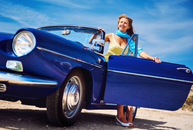 Retro cabriolet arabada oturan güzel mutlu kadın