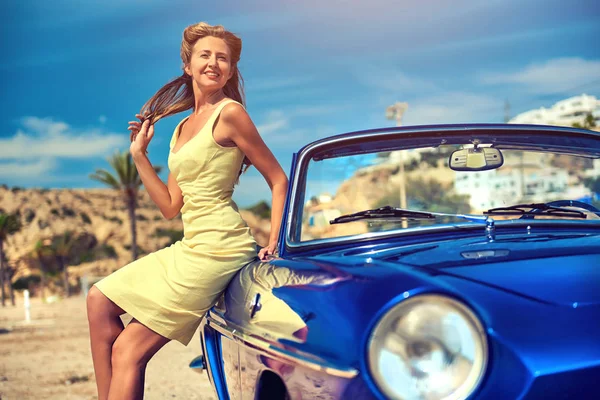 Donna attraente vicino retro convertibile auto — Foto Stock