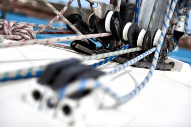 Yelkenli teknede halatla vinç