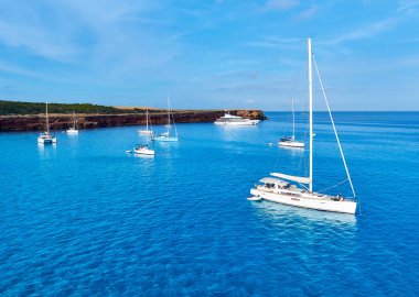 Formentera sabahın erken saatlerinde. Cala Saona koyunda Yelkenliler