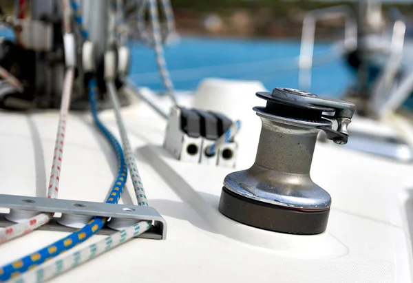 Winch with rope on sailing boat — Stock Photo, Image