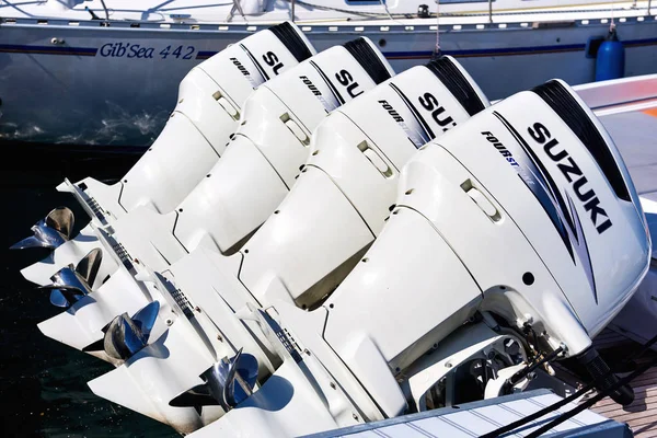 Fyra Suzuki Df300ap motorer på uppblåsbara rib båt. Spanien — Stockfoto