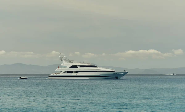 Motorjacht bij Cala Saona in Formentera. Balearen. Spanje — Stockfoto