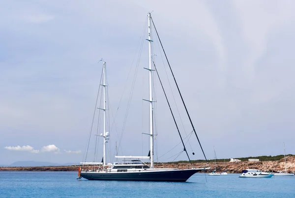 Statki o Cala Saona bay w Formentera. Baleary. Hiszpania — Zdjęcie stockowe