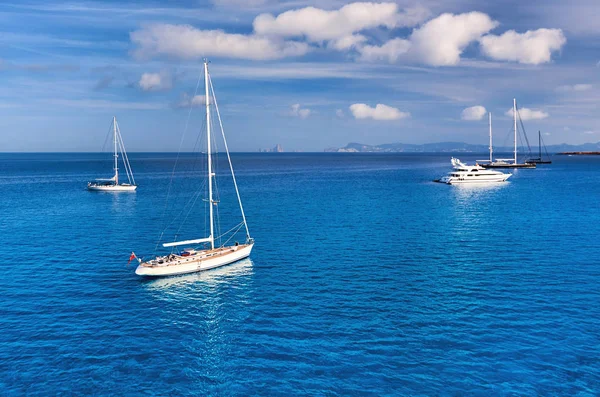 Wczesnym rankiem w Formentera. Łodzi w zatoce Cala Saona. — Zdjęcie stockowe