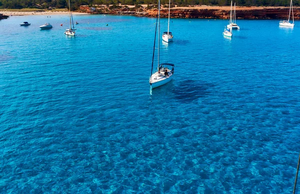 Segelboote in der Cala Saona Bucht in Formentera. Balearen — Stockfoto