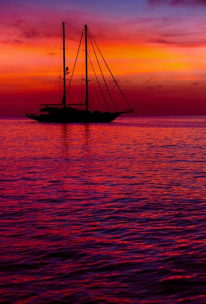 Jacht op Cala Saona in Formentera tijdens de kleurrijke zonsondergang — Stockfoto