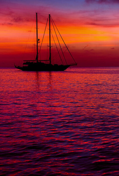 Яхта в Cala Saona в Форментере во время красочного заката
