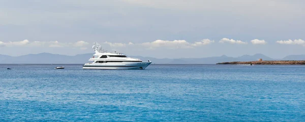 Motorjacht bij Cala Saona in Formentera — Stockfoto