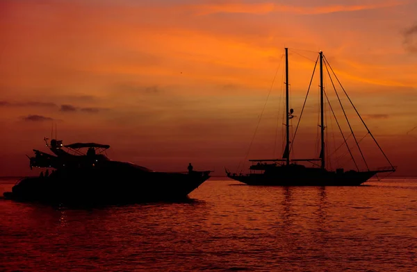 Schepen in Cala Saona bay in Formentera tijdens zonsondergang. Spanje — Stockfoto