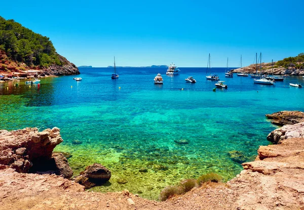 Zeilboten op Cala Salada lagune — Stockfoto