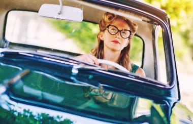 Güzel kadın arabada oturuyordu. Retro tarz