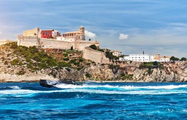 Dalt Vila ve motorlu tekne. Ibiza, Balear Adaları. İspanya