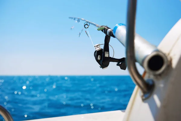 Haste de pesca e mar Mediterrâneo, foco seletivo — Fotografia de Stock