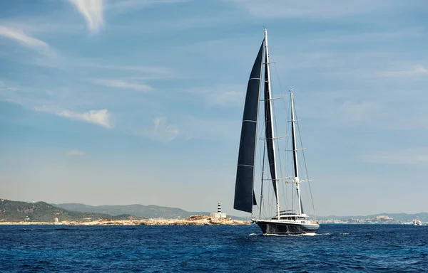 Iate de dois mastros no mar Mediterrâneo — Fotografia de Stock