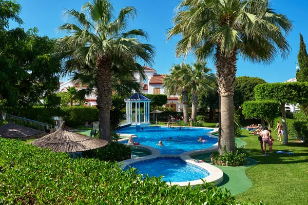 Havuzda yaz zevk insanlar. İspanya