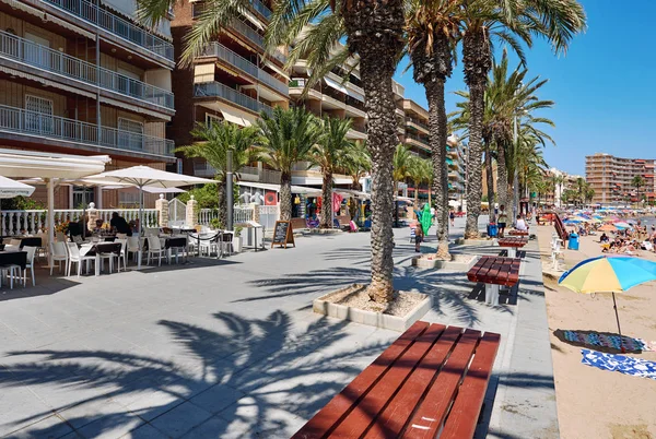 Strandpromenaden nära de Playa del Cura i Torrevieja stad på sommaren — Stockfoto