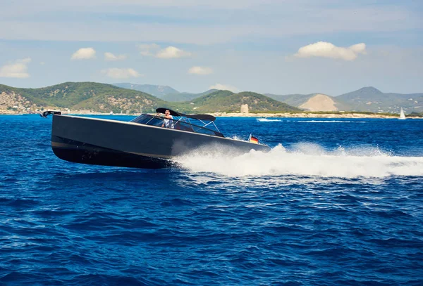 Motorboat no Mar Mediterrâneo. Ibiza. Ilhas Baleares — Fotografia de Stock