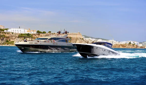 Motorjachten in de Middellandse Zee. Ibiza. Balearen. — Stockfoto