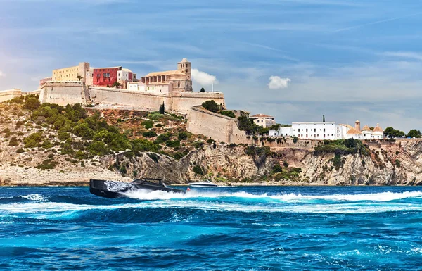 Dalt Vila och motorbåt. Ibiza, Balearerna. Spanien — Stockfoto