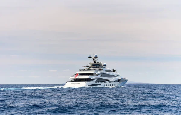 Lionheart yacht i havet — Stockfoto