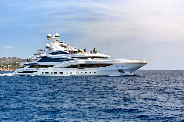 Yacht cuore di leone nel mare — Foto Stock