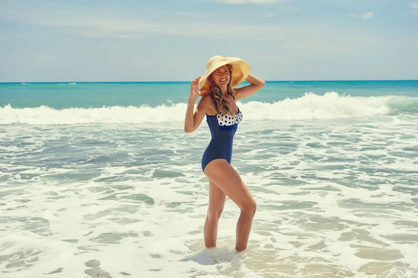 Sexy donna bionda sulla spiaggia — Foto Stock