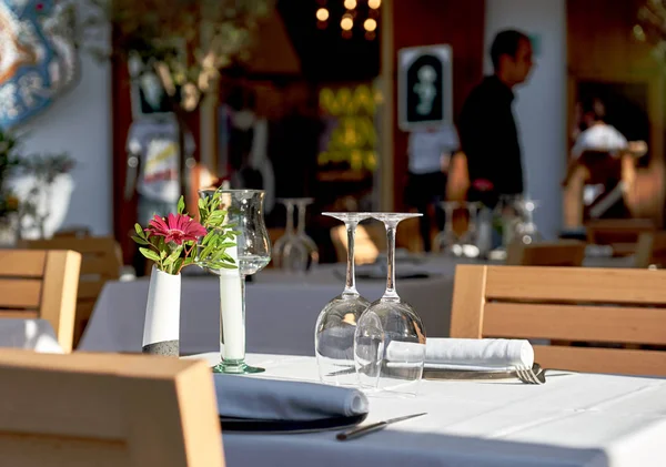 Пустые бокалы для вина на столе в ресторане на открытом воздухе — стоковое фото