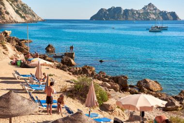 Cala d'Hort Beach'te yaz zevk insanlar. Ibiza. İspanya