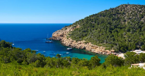 Rotsachtige kustlijn van Benirras in Ibiza eiland. Balearen — Stockfoto