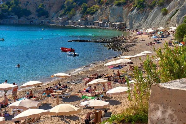 Persone che si godono l'estate alla spiaggia di Cala d'Hort. Ibiza. Spagna — Foto Stock